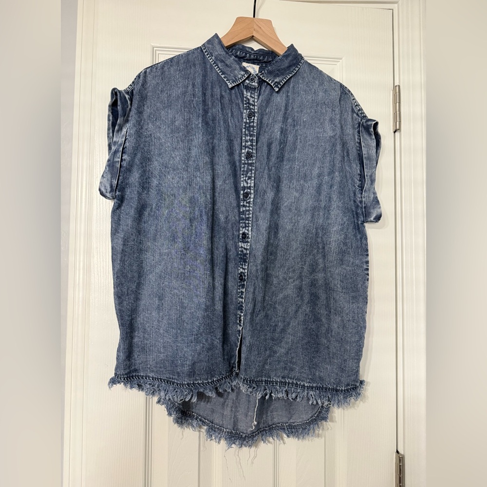 blue mineral wash cuffed sleeve frayed hem Button Up Shirt Women Size medium